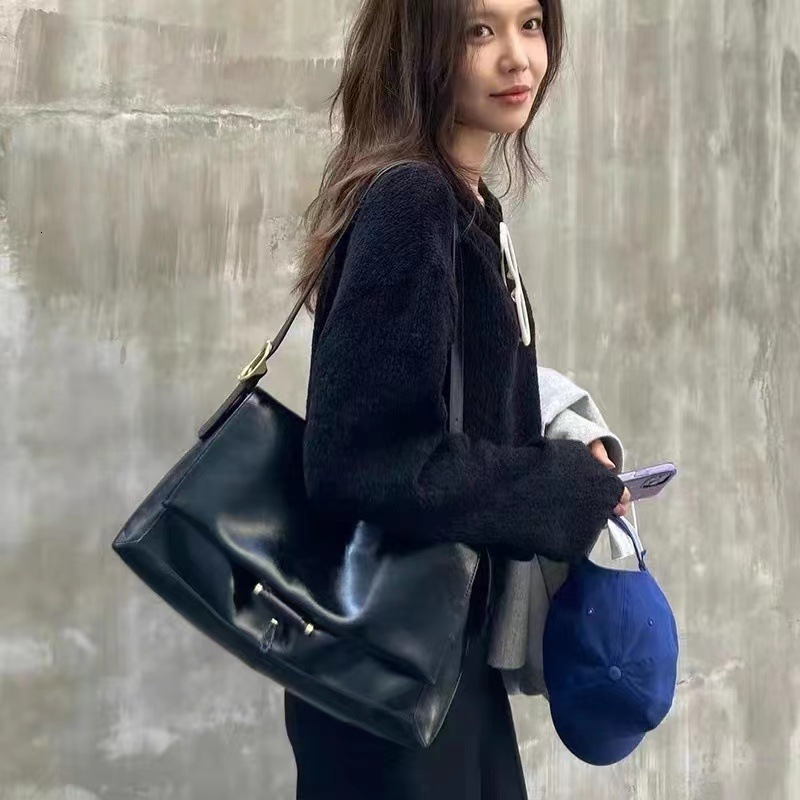 Korean Version Of Niche Casual Underarm Bag New Soft Leather Fashionable Shoulder Bag High Texture Large Capacity Black Designer Handbag