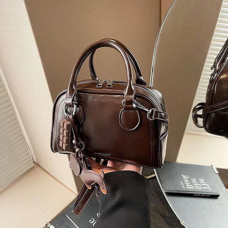 Luxury Designer Fashionable And Casual Handbag For Women, Made Of Oiled Leather, With A Shoulder Strap, Available In Various Colors.