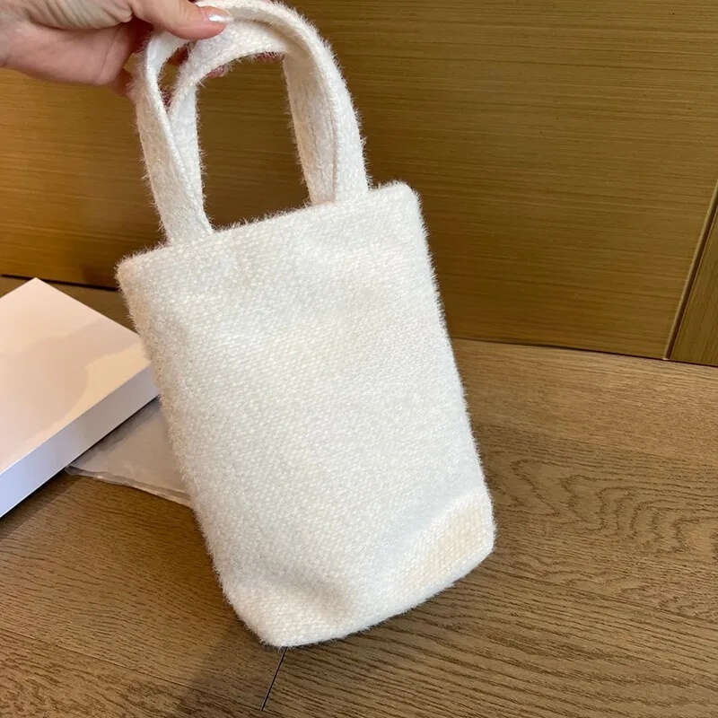 Designer Bag CC 24X20.5X6cm Fashion Storage Bags Plush Small Tote Makeup Beaute Bag Gift Box Packaging Best Seller