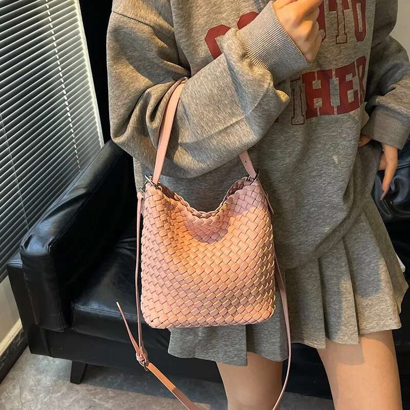 Luxury Designer Unique Letter Crossbody Bag - Fashionable Vintage Leather Tote With Minimalist Design & Luxurious Solid Color