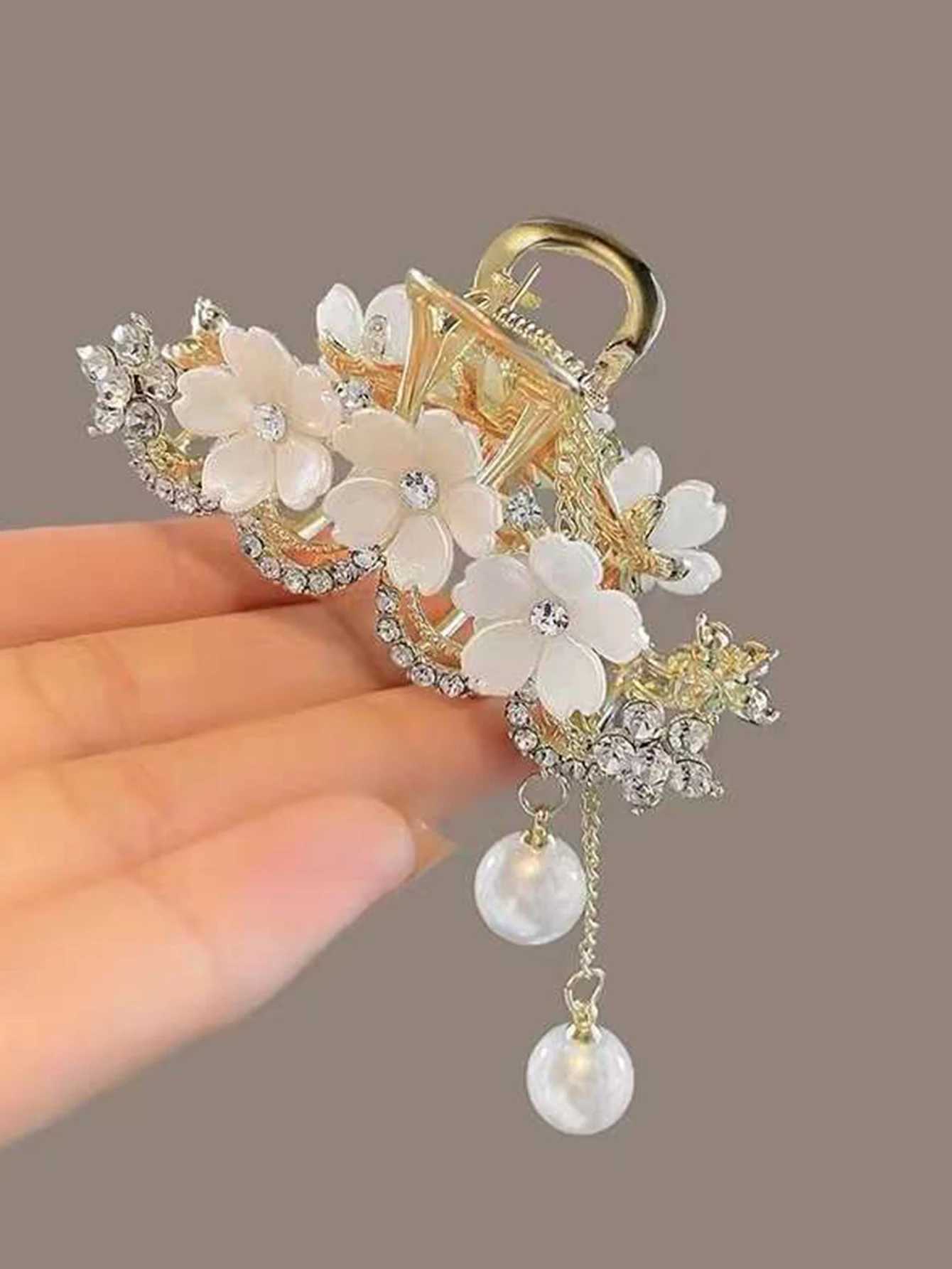 1 fashionable and elegant Exqusite crystal flower pearl tassel hair claw suitable for womens party small ponytail hair accessoriesT250425