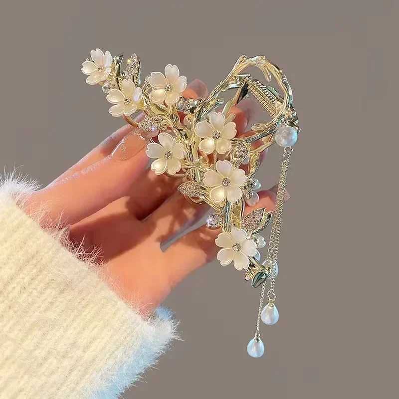 Pearl flower tassel hair claws are suitable for womens cute hair clips fashionable and elegant headwear for girls and exquisite Korean hair accessorie
