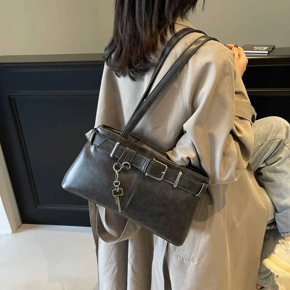 Retro lingerie shoulder bag with keychain large capacity popular womens bag with Pu leather womens handbag W250421