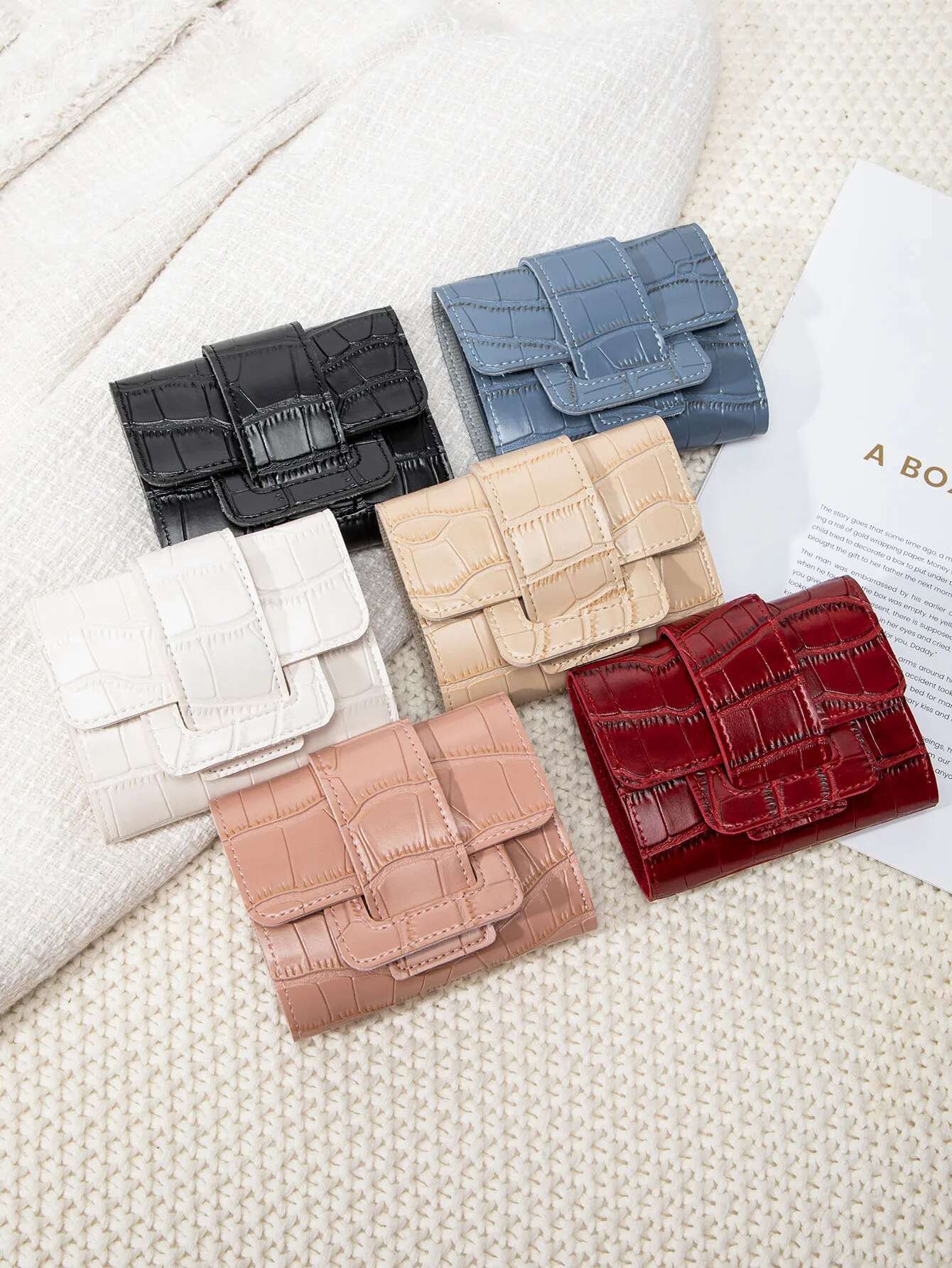 Women's Solid Color Mini Crocodile Pattern PU Leather Simple And Lightweight Small Wallet Short Credit Card Holder