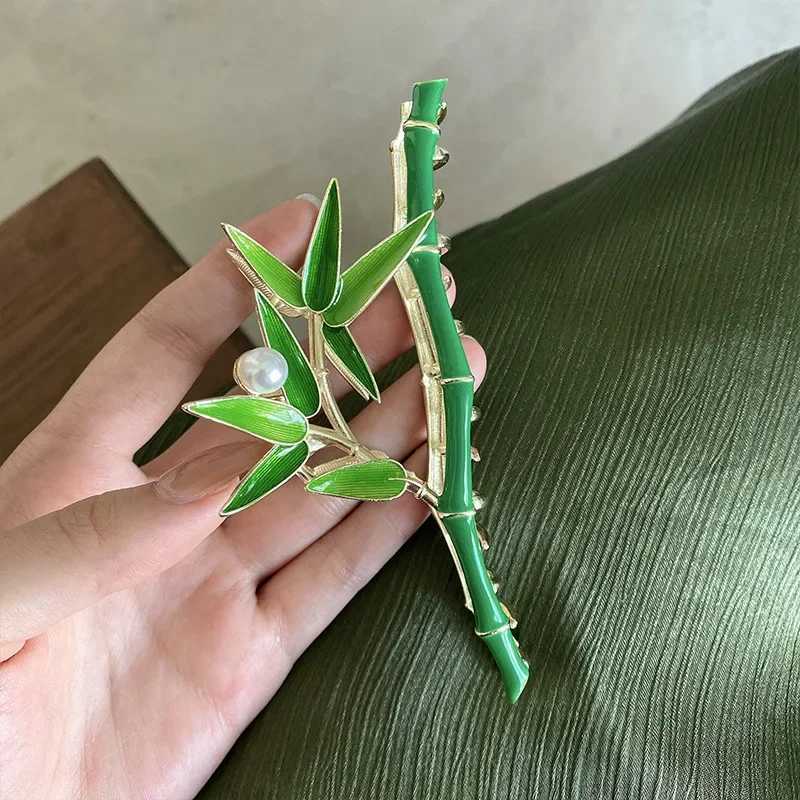Retro green bamboo hair claw womens new fashion pearl ponytail claw clip pearl shark clip girl style decorative headwearT250425
