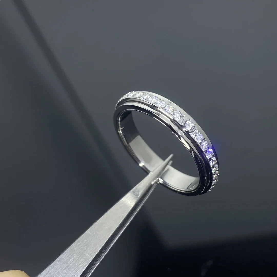 Euro American S925 Diamond Stud Rotating Ring Fashion Trend Light Valentines Day Couple Gift 250422
