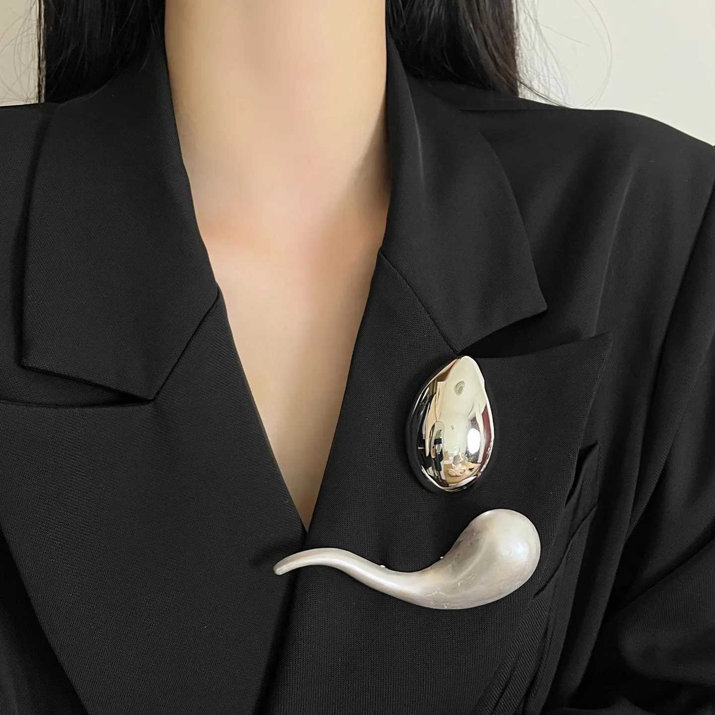 Metal Glossy Geometric Waterdrop Egg Shaped Broochs for Women Exquisite Fashion Suit Corsage Pins Accessory Party Jewelry Gifts J251125