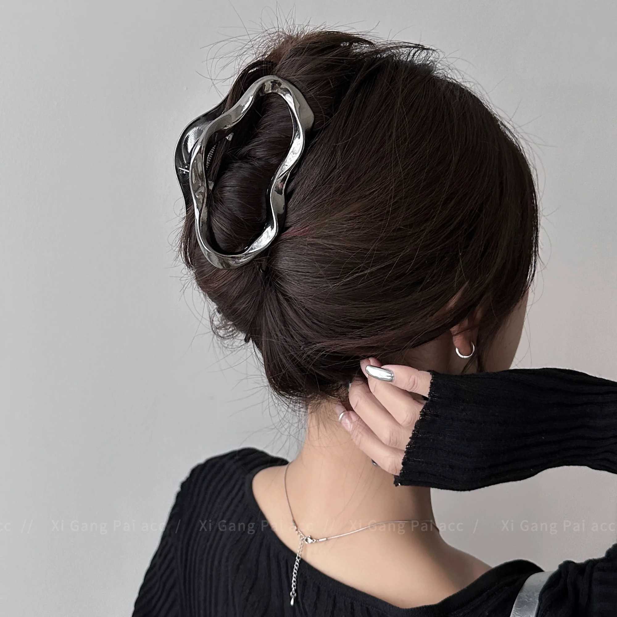 Awaytr gold hollow liquid hair clip metal hair clip hair clip with clip womens fashion hair clipT250425