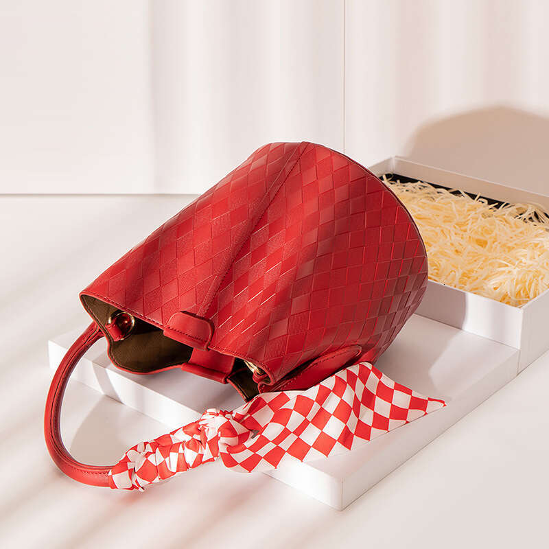 Large Capacity Bucket Bag New High End Niche Design Red Bridal Wedding Bag Versatile For Women In Spring And Summer