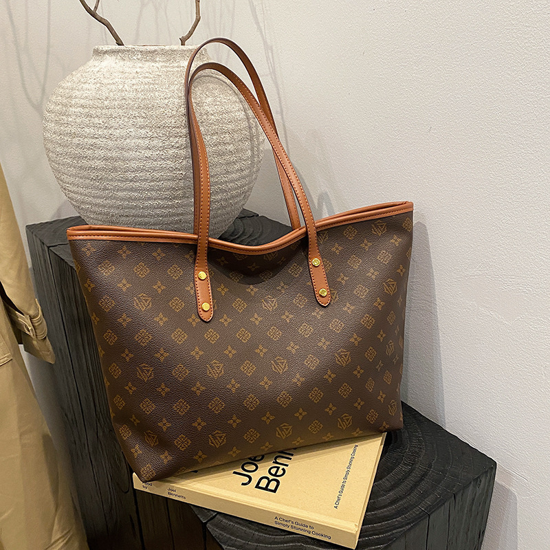 Free shipping designer bag Large capacity new fashionable trend outdoor crossbody shoulder bag solid color casual printed letters Compact black