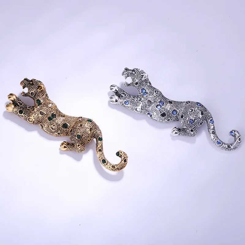 Domineering retro cheetah pin mens leopard pin personalized three-dimensional animal chest flower jacket accessories J251125