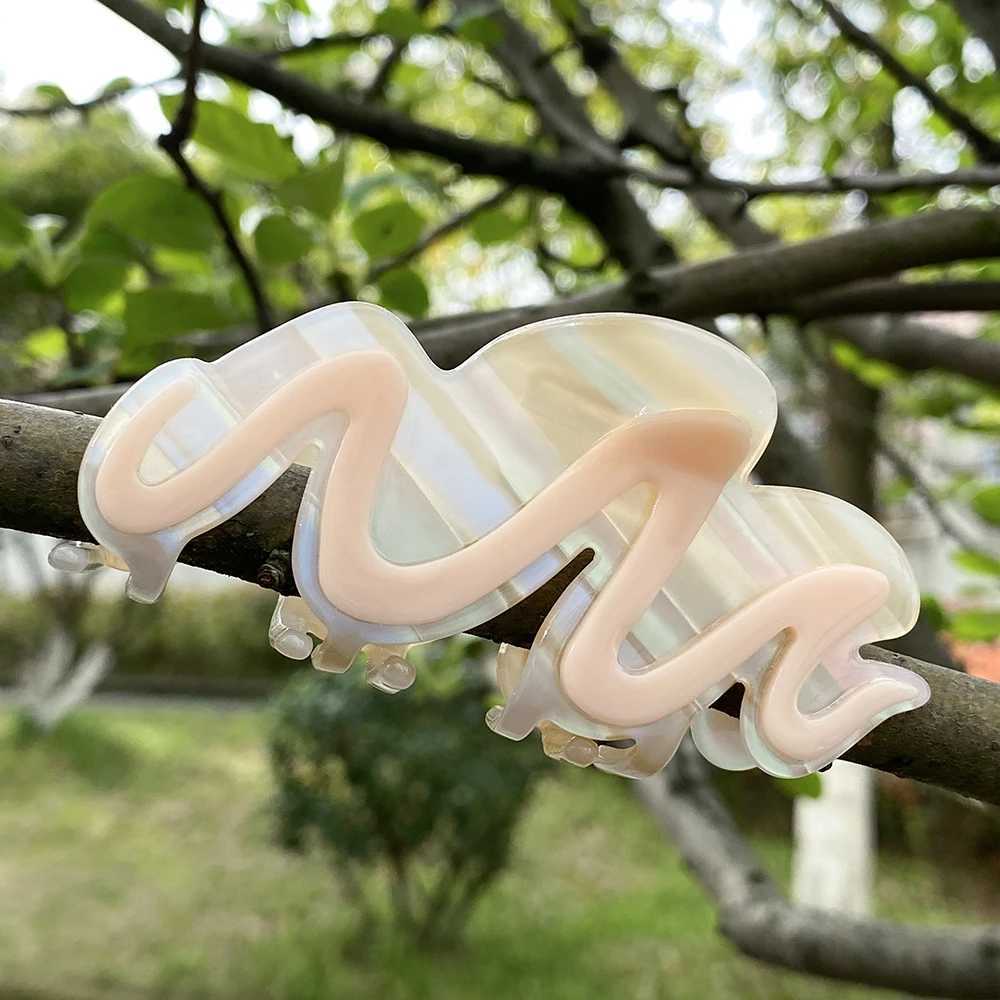 Acetic acid colored checkered wavy hair clip claws suitable for womens creative geometric checkered crab hair clip headwearT250425
