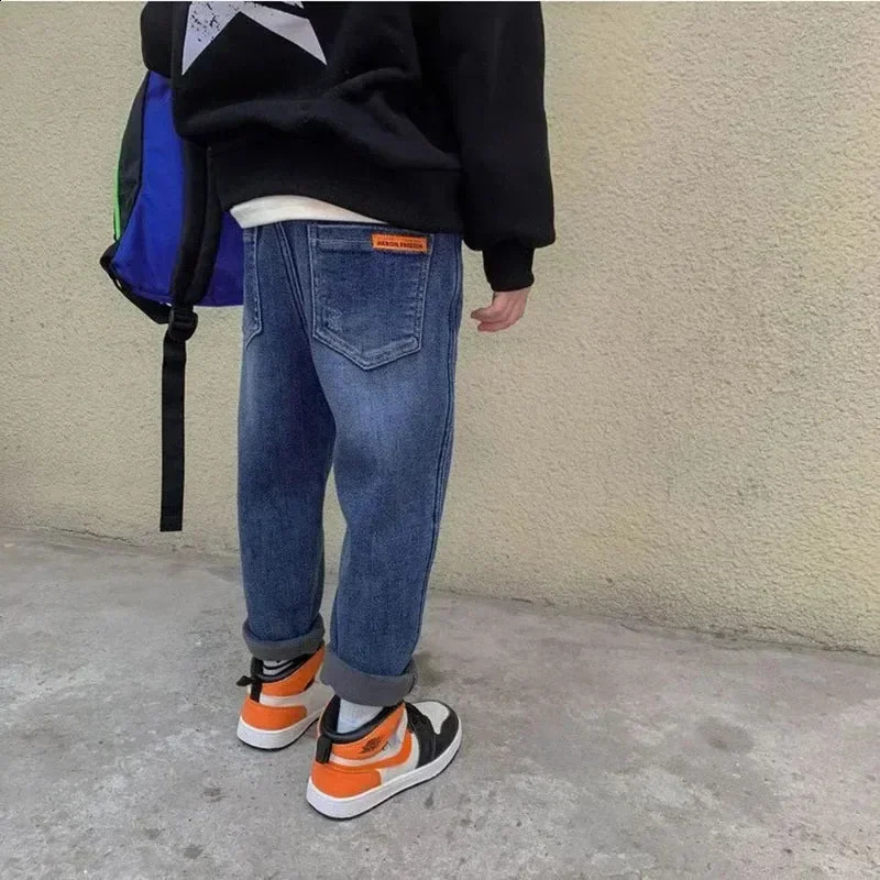 Boys pants thick velvet 2024 childrens autumn and winter loose jeans 250414z