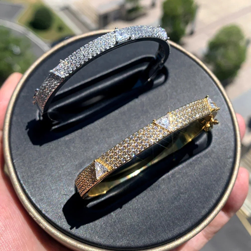 Selling Ice Sparkling Womens Bracelet Jewelry 5A Cubic Zirconia Triangle Geometric Sparkling Bracelet 250422