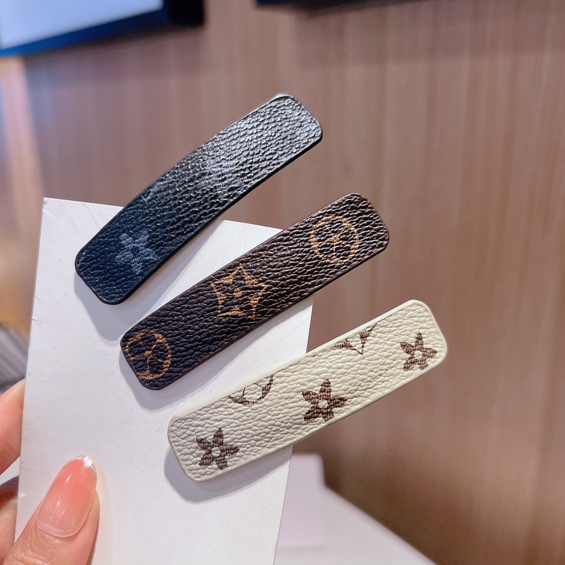 Printed Bangs French Side Seamless Luxurys designer Fashion style Rhinestone Hairpin Forehead Accessory Elegant Broken Clip Hair Ornament 2026