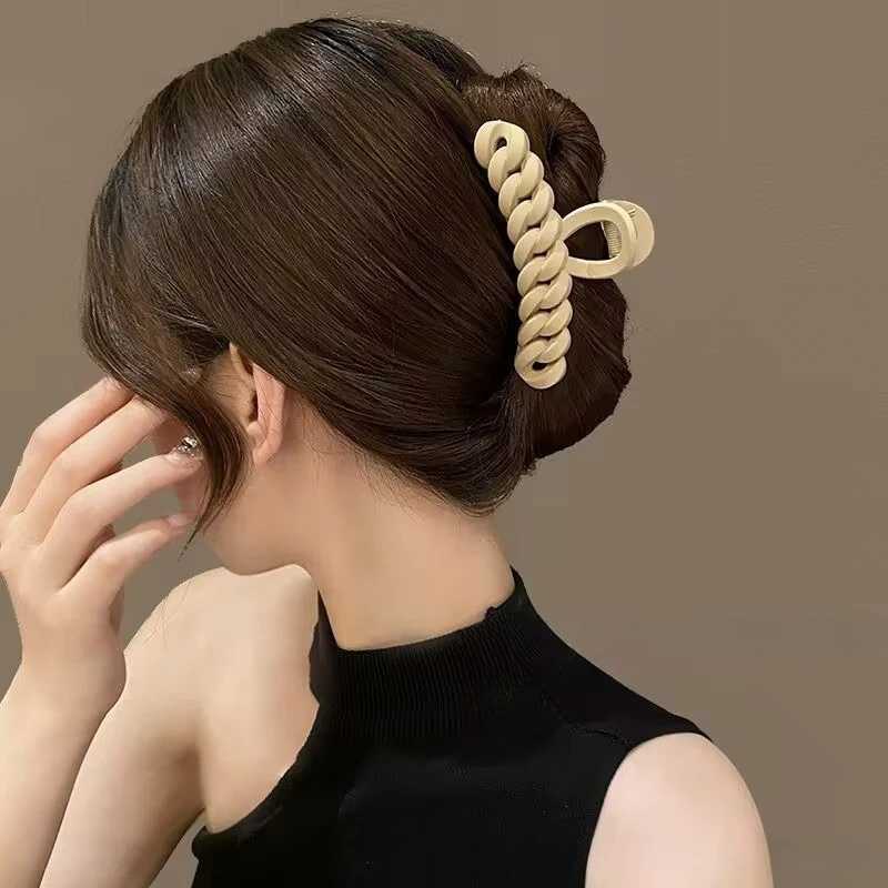 New Womens Fashion Claw Clip Acrylic Hair Claw Korean Girl Shark Claw Clip Wearing Bucket Hair AccessoriesT250425