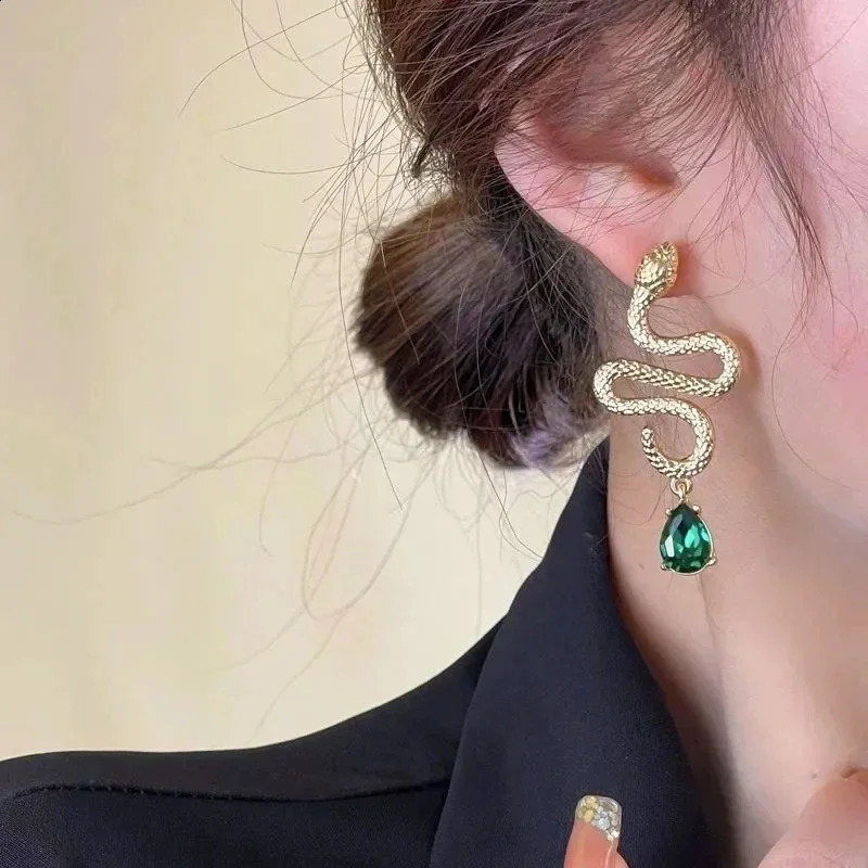 Unique Green Crystal Pendant Gold Serpentine Stud Earrings Suitable for Womens Fashion Punk Cool Girl Party Trend Jewelry 250422