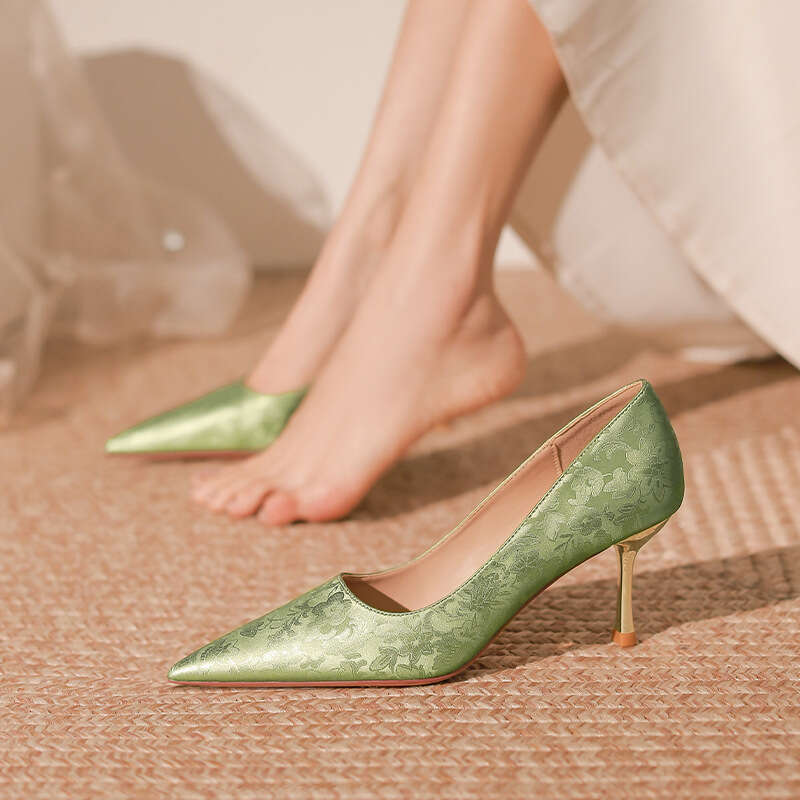 Niche French style socialite Chinese green high with slim heels 2024 new pointed shallow mouth single shoes for women