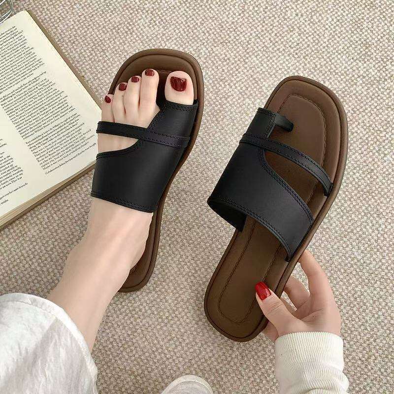 New minimalist style open toed flat sandals with ins style, versatile leisure vacation, wearing a toe cover outdoor activities, cool slippers for summ