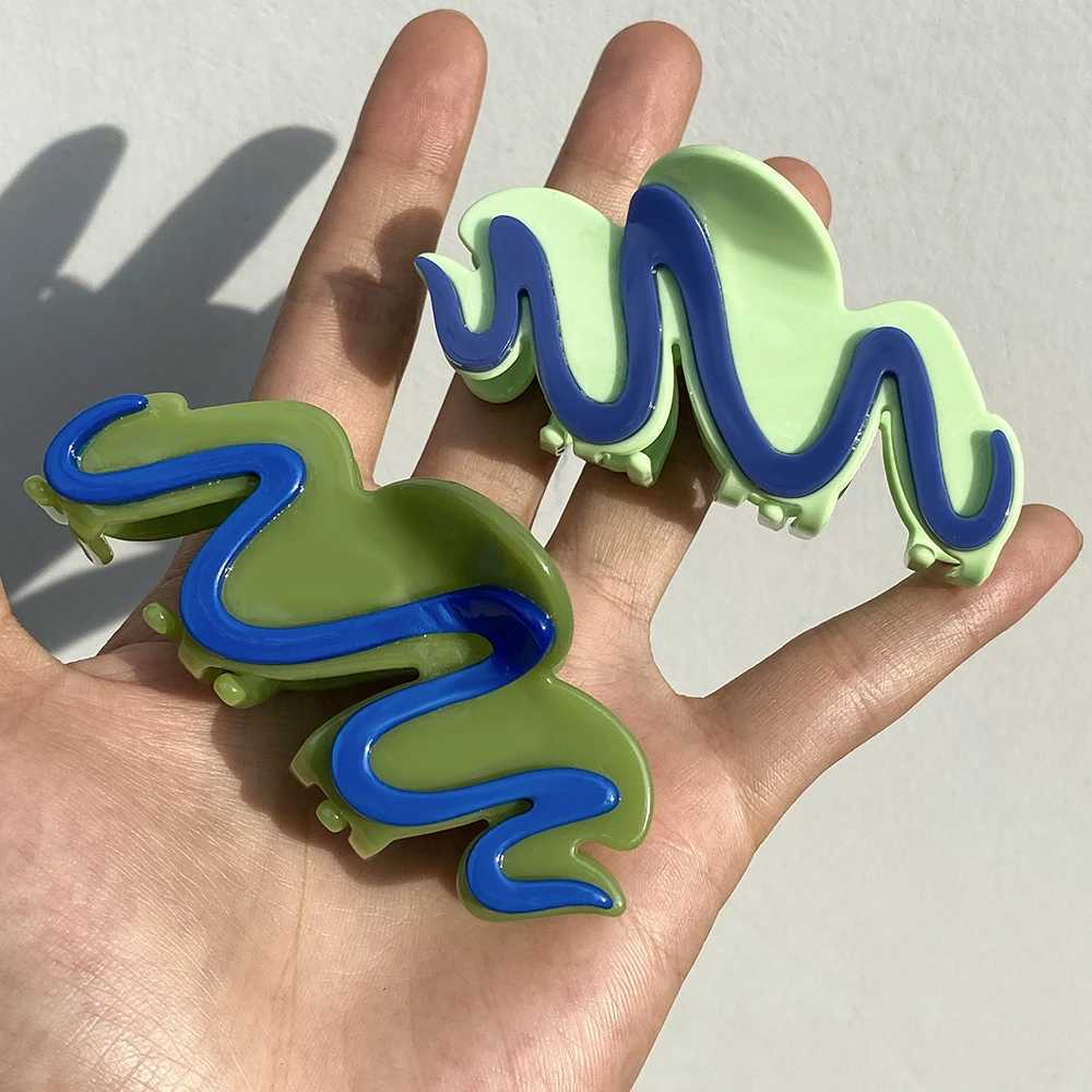 Acetic acid colored checkered wavy hair clip claws suitable for womens creative geometric checkered crab hair clip headwearT250425
