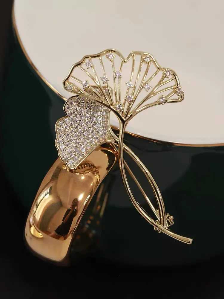 Retro Elegant Ginkgo Leaf Brooches For Women Fashion Rhinestone Flower Plant Lapel Pins Wedding Party Corsage Bijoux De Luxe J251125
