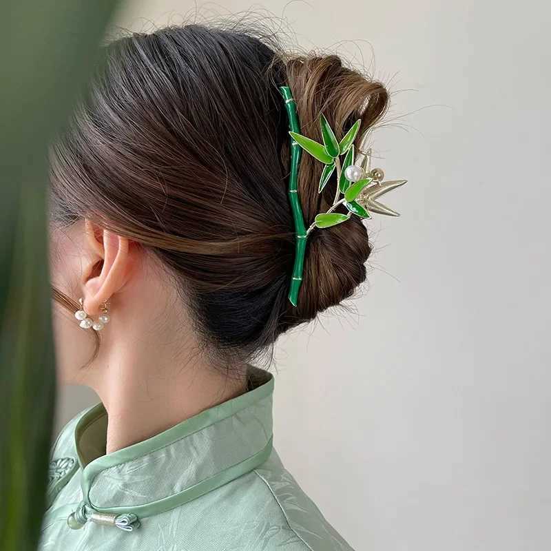 Retro green bamboo hair claw womens new fashion pearl ponytail claw clip pearl shark clip girl style decorative headwearT250425