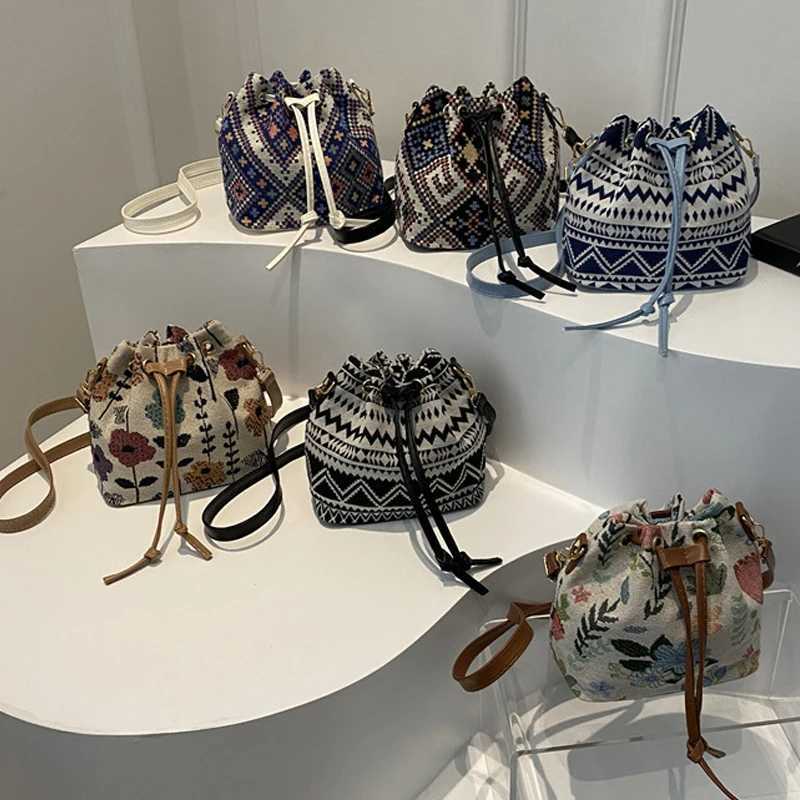 Fashionable retro new casual single shoulder ethnic style cross body suction bag W250421
