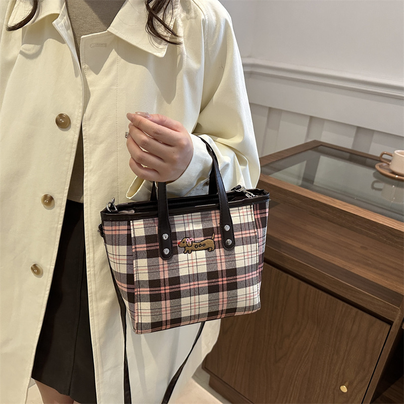 New Free Delivery Designer Shoes By 2025 Fashionable Casual Handbag For Women 2024 New Small Fresh Contrasting Striped Shoulder Bag, Niche Design Cros