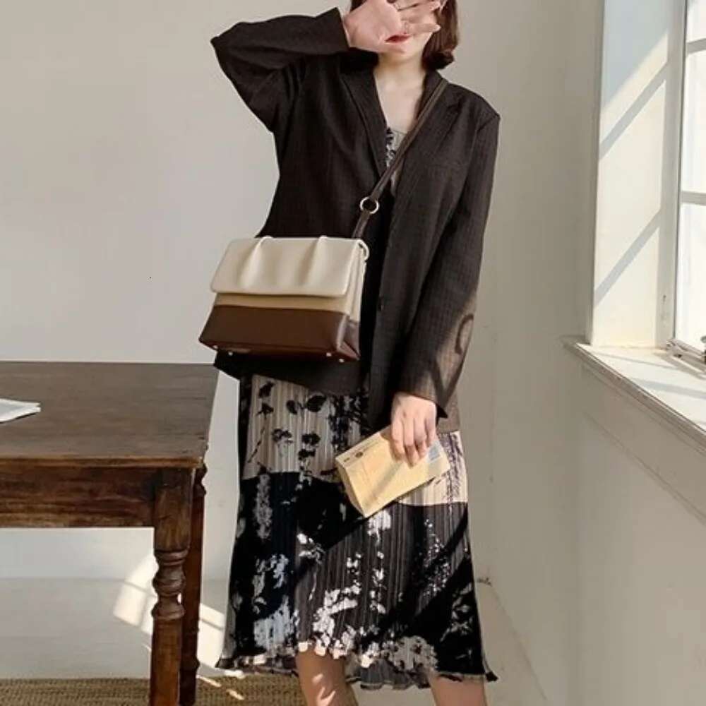 New Niche Design Fashionable Bucket High-End Exquisite Shoulder Daily Commuting Large Capacity Women's Bag