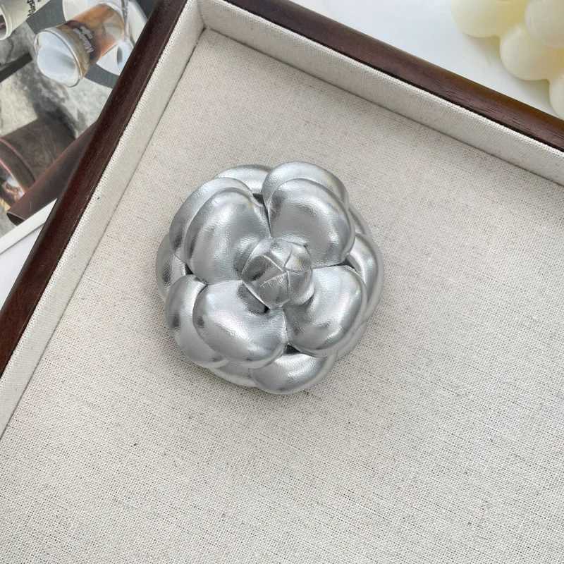 Womens Camellia Leather Rose Flower Brooch High-end Luxury Temperament Unique Suit Lapel Pin Dress Chest Flower J251125