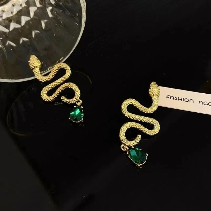 Unique Green Crystal Pendant Gold Serpentine Stud Earrings Suitable for Womens Fashion Punk Cool Girl Party Trend Jewelry 250422