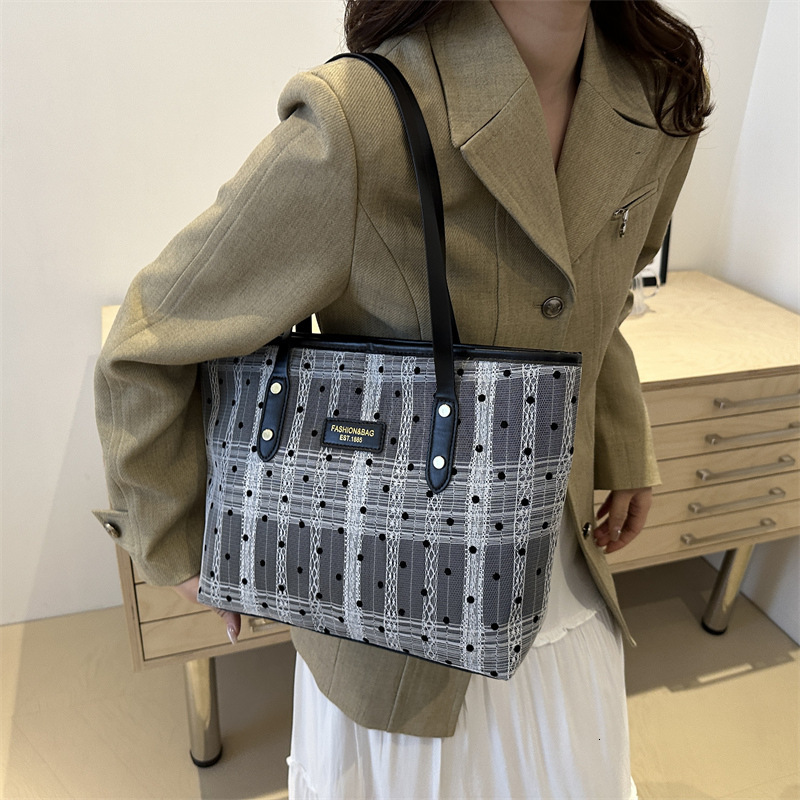 New Free Delivery Designer Shoes By 2025 Fashionable Large Capacity For Women 2024 Autumn New Style Western-Style Casual Shoulder Temperament Commutin