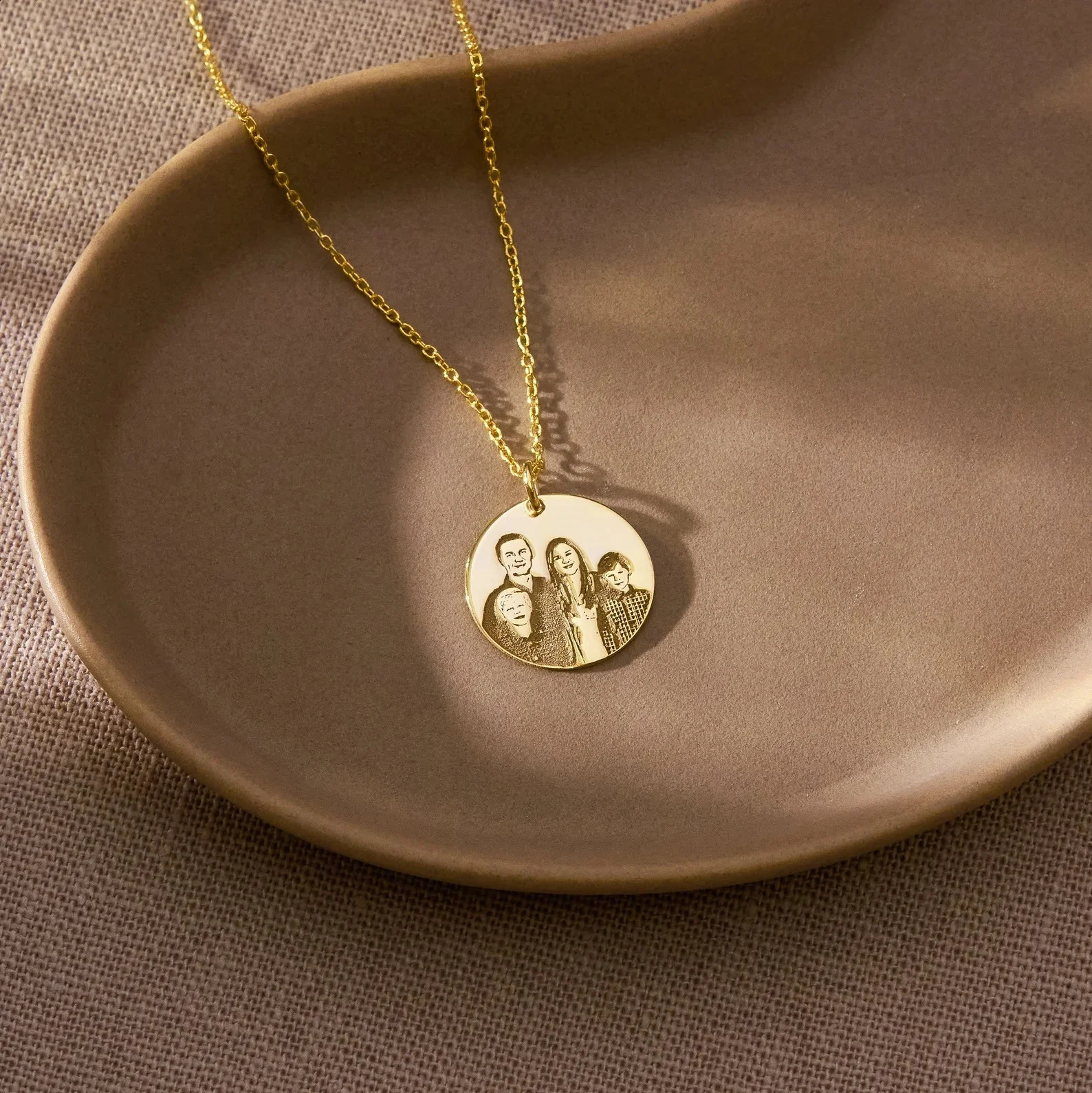 Amaxer Custom Po Necklace for Engraved Family Po Gold Color Portrait Necklace Personalized Birthday Gift for Mom Family 250425