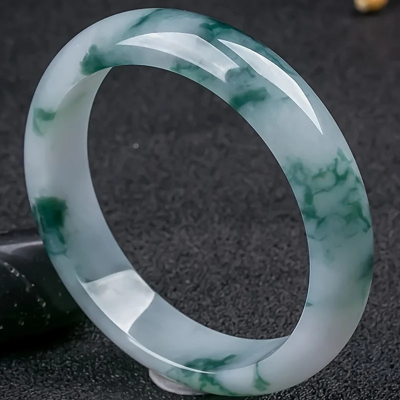 Ice Glutinous Rice Bracelet on White Background Round Classic Fashion Womens Jewelry 250424