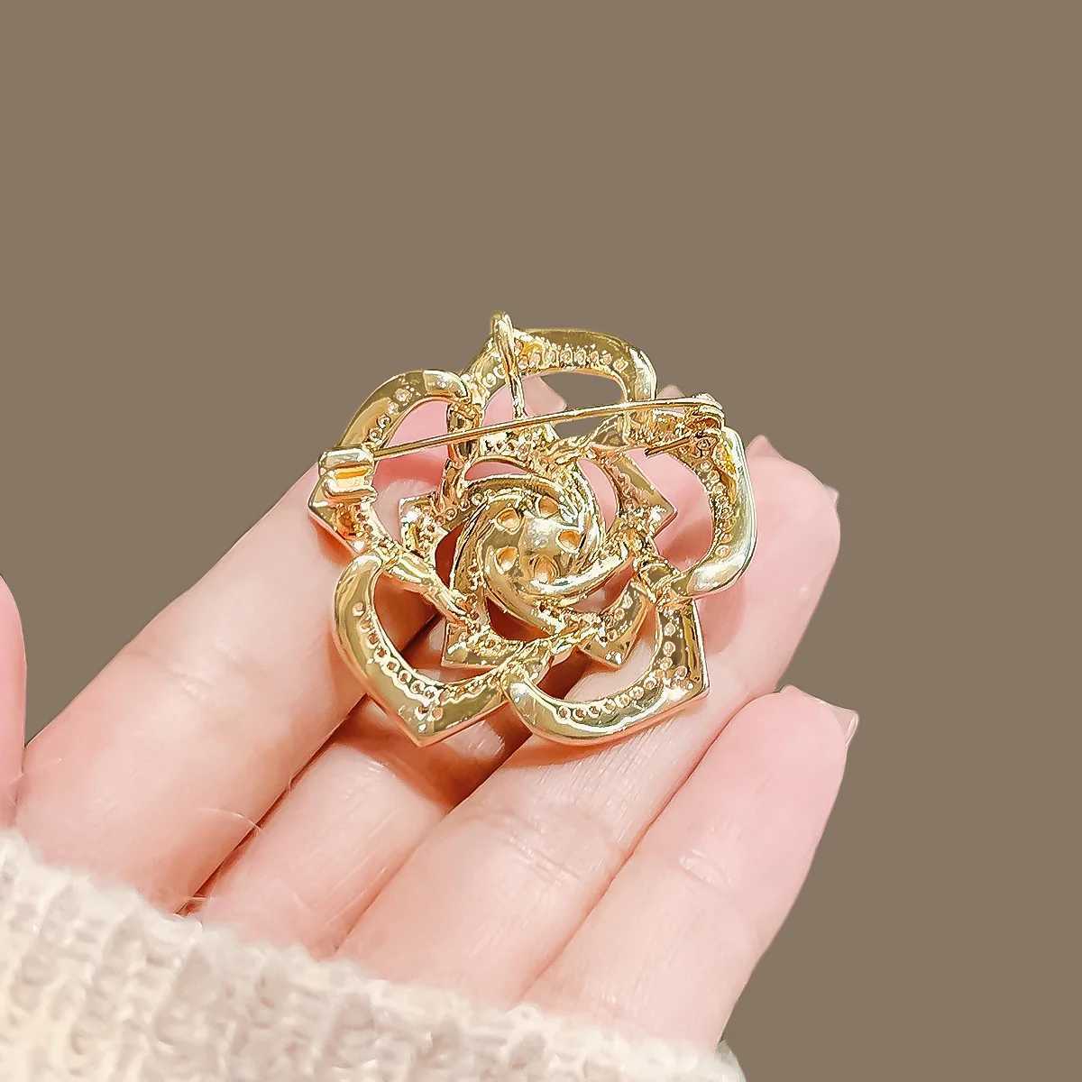 New Metal White Camellia Brooch Fashion Luxury Imitation Pearl Pin For Women Clothes Corsage Jewelry Accessories Gifts J251125