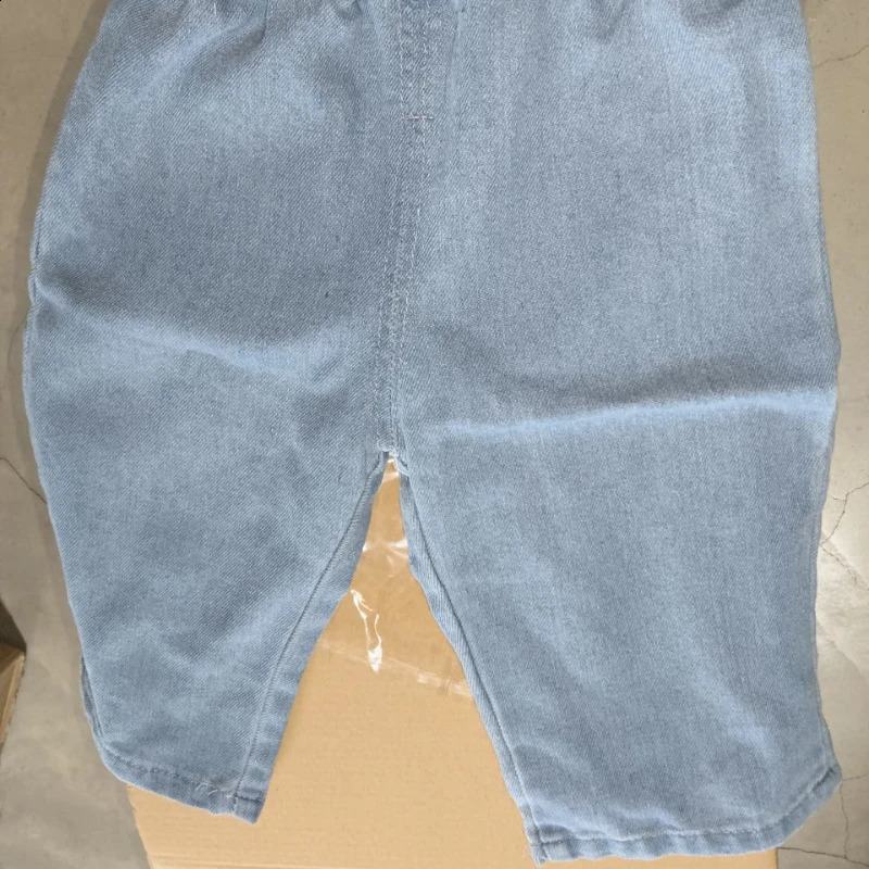 Baby denim pants 2024 childrens casual soft blue jeans loose Trouser boys and girls clothing 250414z