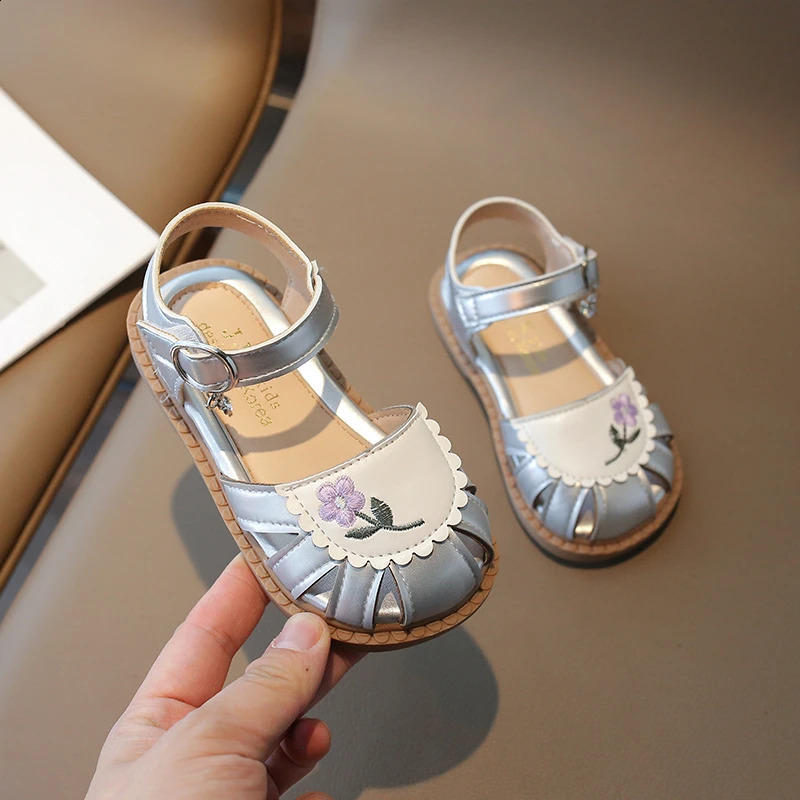 Girl Leather Princess Sandals Summer Casual Retro Barefoot Embroidered Flower Soft Bottom Half Sandals 250424