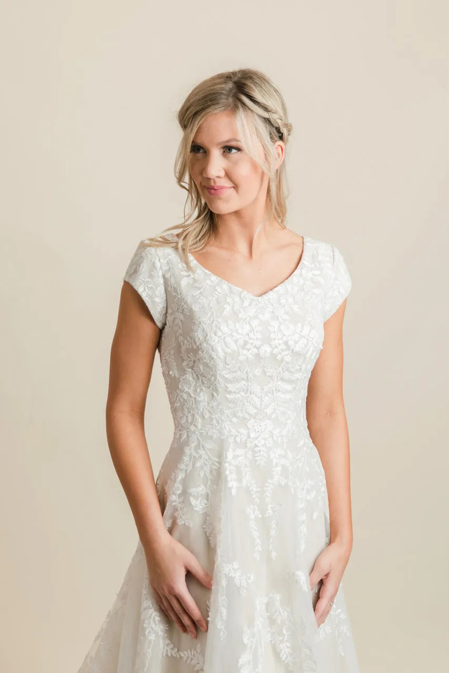 Vintage Lace Modest Wedding Dresses Cap Sleeves V Neck Buttons Back Short Sleeves Country Western Modest Bride Dress Couture Custom Made