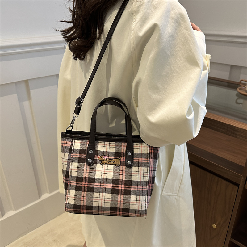 New Free Delivery Designer Shoes By 2025 Fashionable Casual Handbag For Women 2024 New Small Fresh Contrasting Striped Shoulder Bag, Niche Design Cros