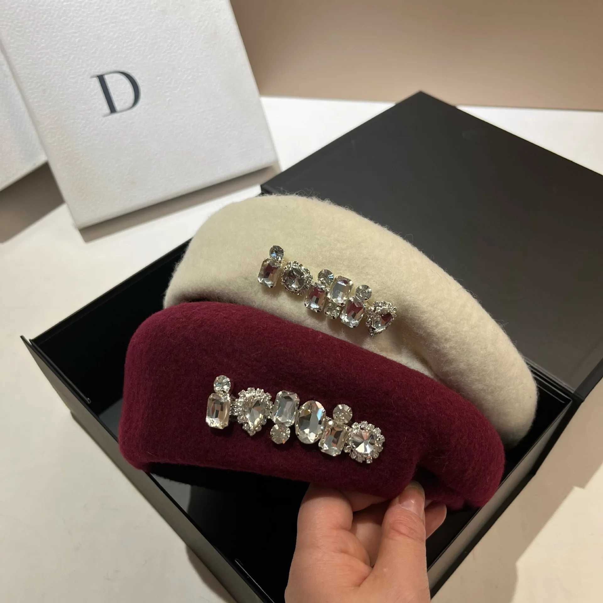 Designer Rhinestones Womens Wool Beret Hat Winter Warm Beanie Versatile Girls Berets Outdoor Lady French Artist Painter Hat J251125