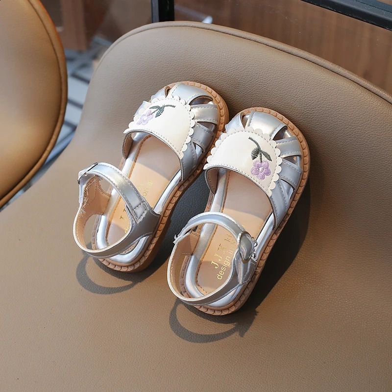 Girl Leather Princess Sandals Summer Casual Retro Barefoot Embroidered Flower Soft Bottom Half Sandals 250424