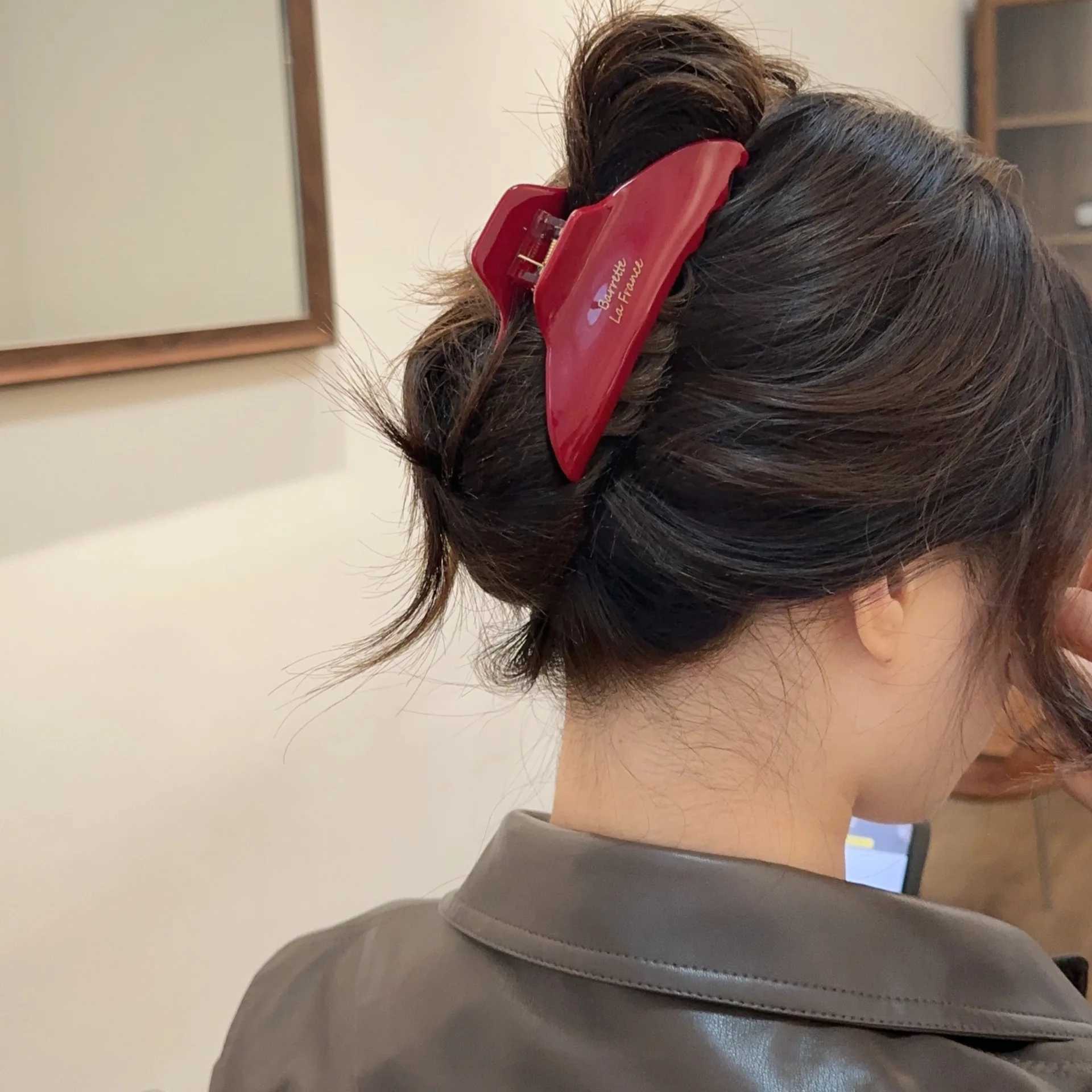 Acetic acid deep red geometric fixed hair clip womens new fashion letter hair clip headwear toolT250425