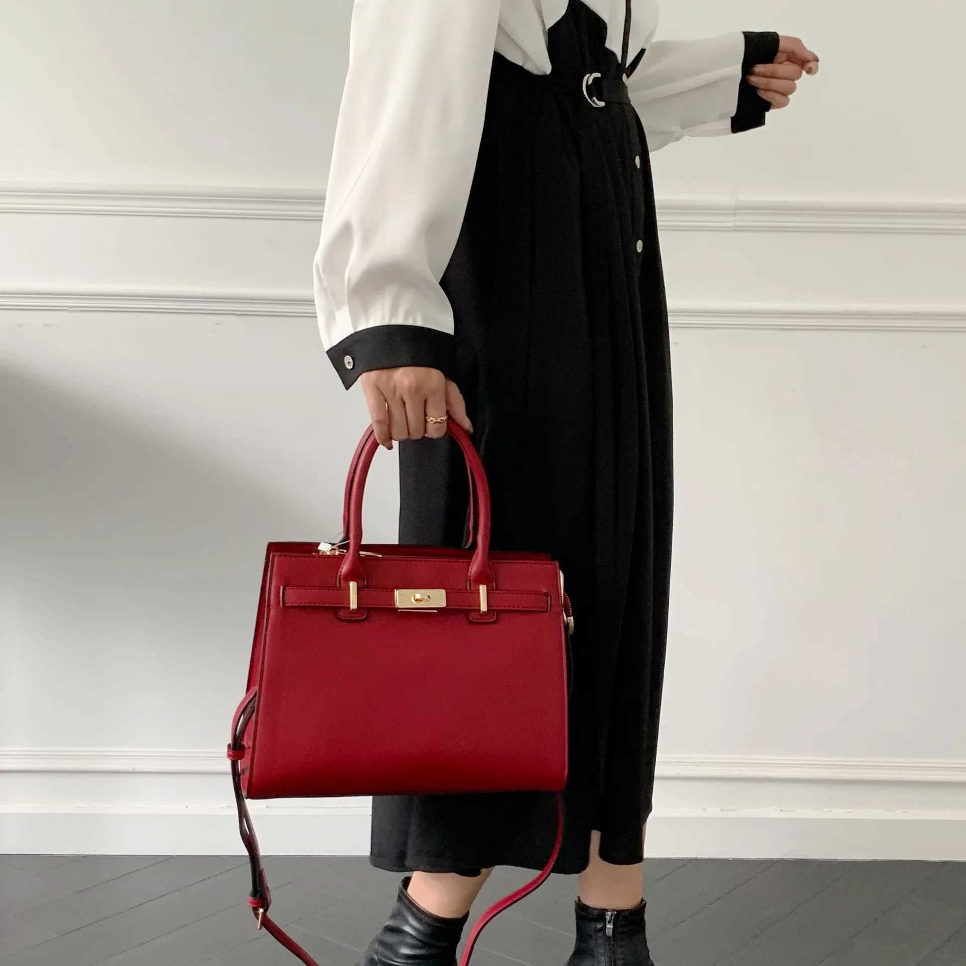 Large Capacity Crossbody Bag for Mom Midlife Handbag Wedding Celebration Red Suitable for Grandma Style and Trend W250425