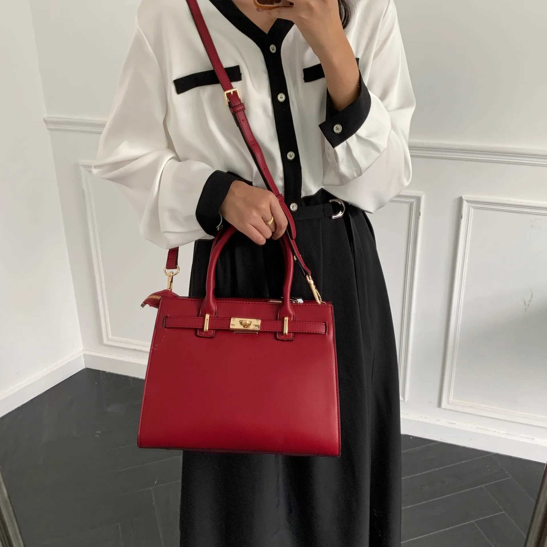 Large Capacity Crossbody Bag for Mom Midlife Handbag Wedding Celebration Red Suitable for Grandma Style and Trend W250425