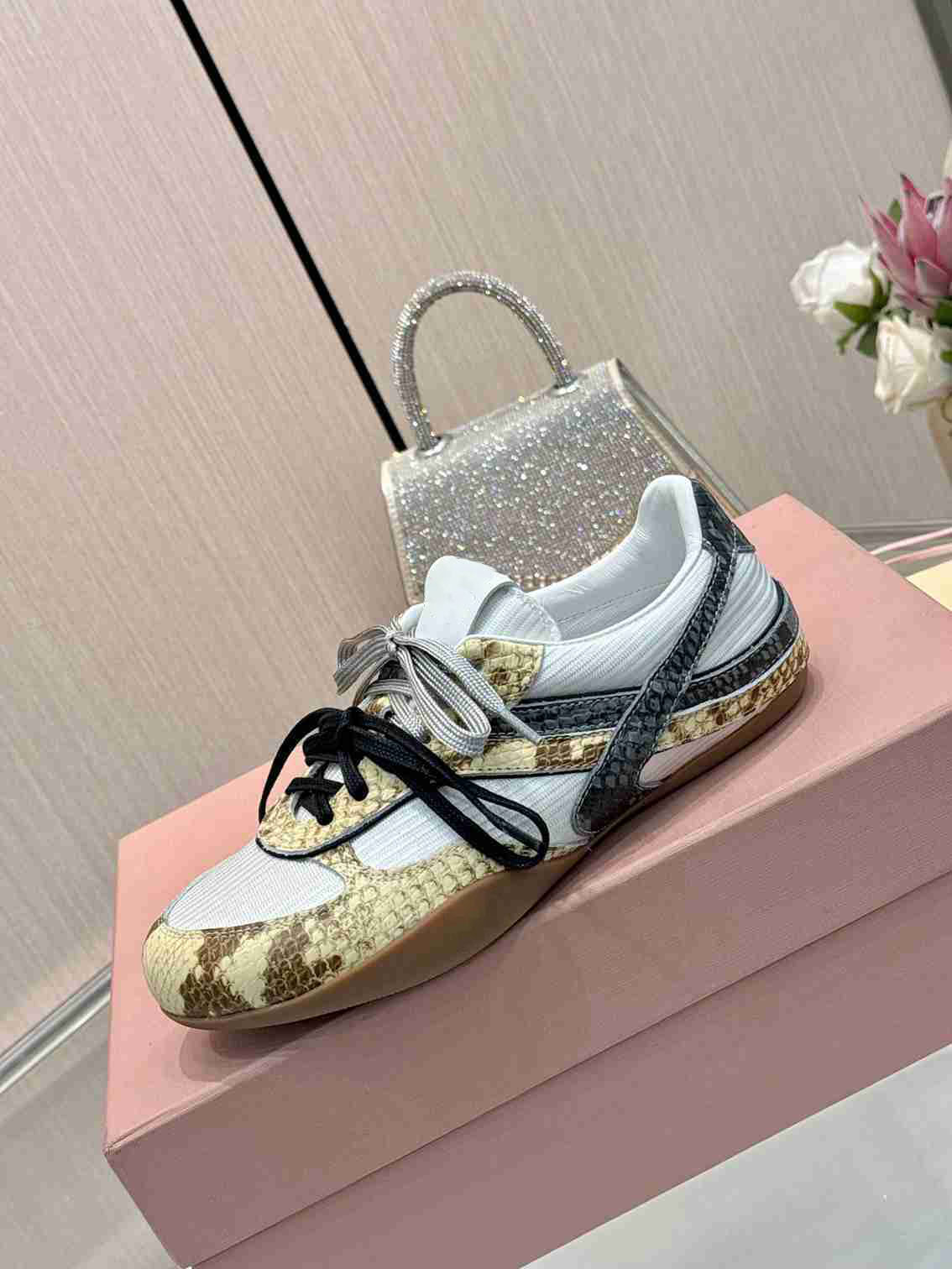 10A High-Quality Fashionable Durable Women's Designer Casual Shoes Comfortable Sneakers Highlighting Feminine Charm