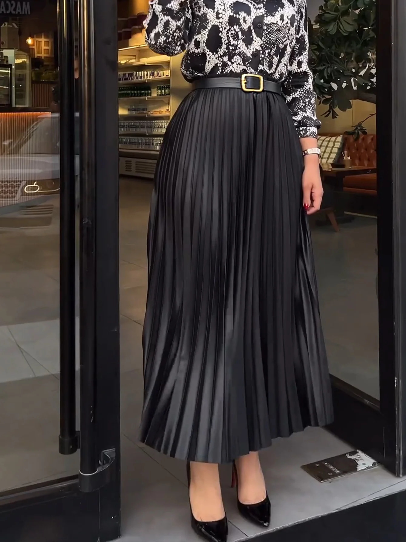 Ladies elegant solid color pleated mini skirt lightweight and comfortable silk satin leather 250422