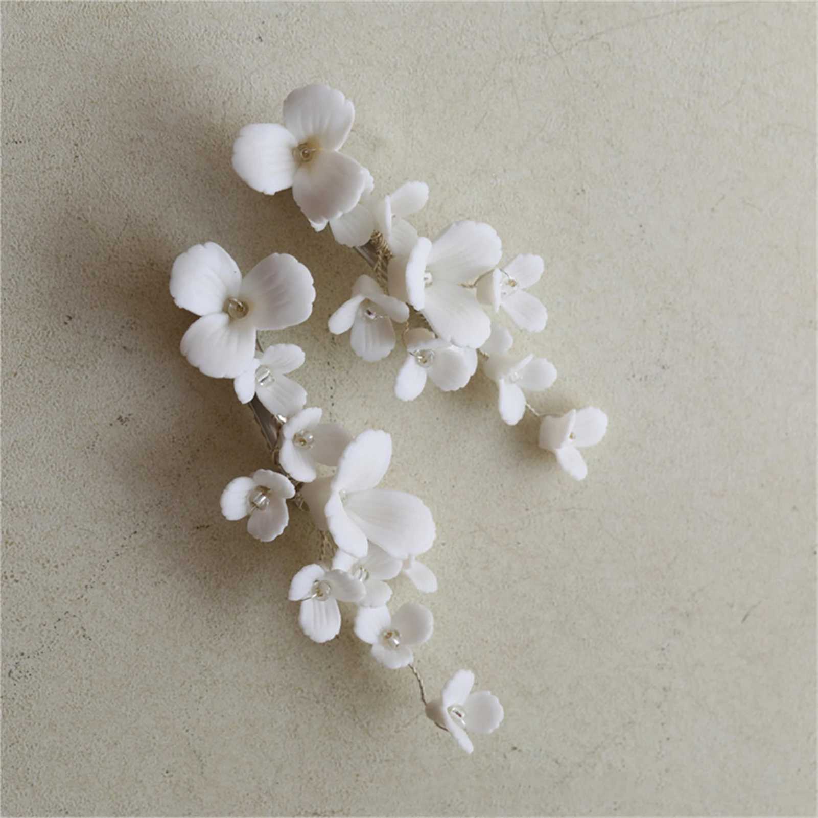 Elegant white ceramic floral hair suitable for brides wedding hair jewelry simple floral hair womens daily party hairT250425