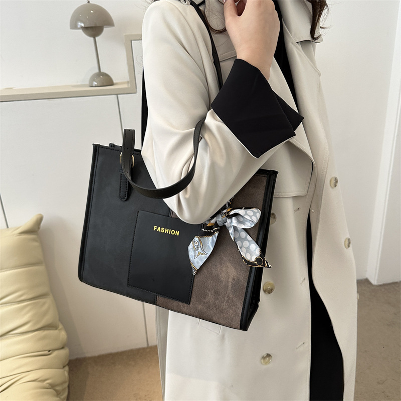 2025 New Designer Bag Free Delivery Shoes By And Casual Large Capacity 2023 Winter Western Style Shoulder Fashionable College Student Tote Bag