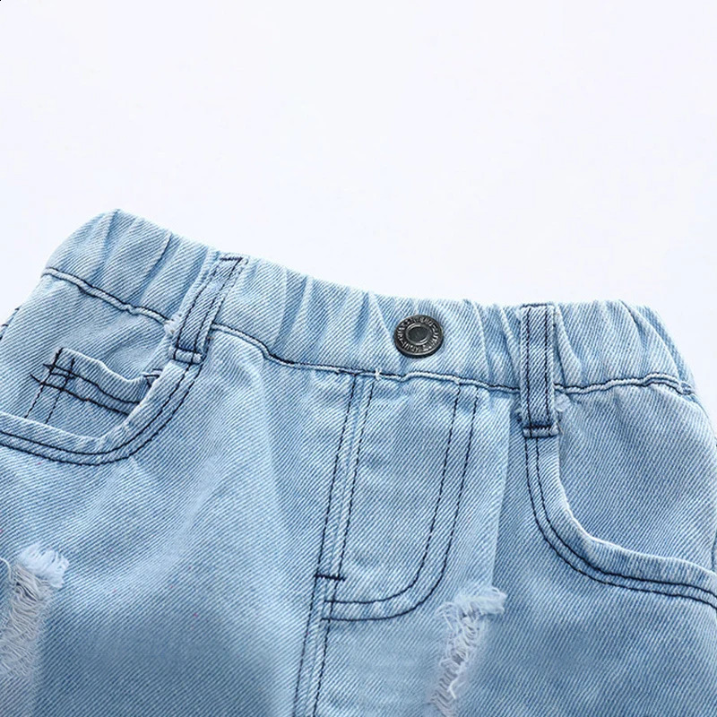 Summer boys denim shorts fashion hole childrens jeans Korean style casual beach pants 27 years 250414z