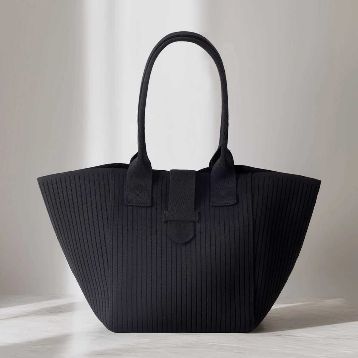 Large capacity womens handbag classic black handbag personalized womens shoulder bag shopping bag W250421